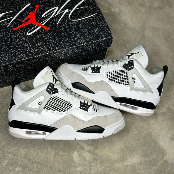VVNDSJordan 4 ‘Military Black’ size 10.5 - Picture 1 of 5